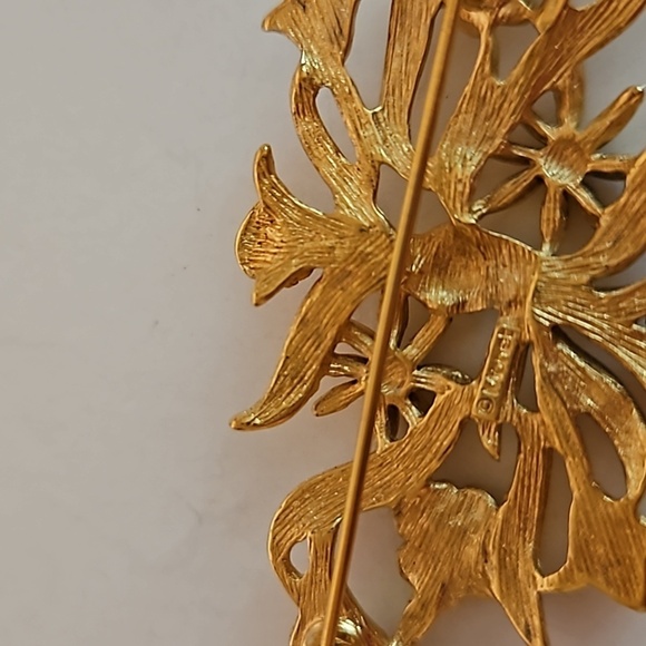 MONET Goldtone Flower & Vine Brooch - Picture 6 of 6